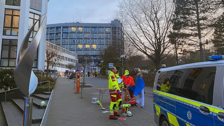 Një grua e armatosur futet në një spital në qytetin gjerman, policia rrethon objektin – po trajtohet si operacion i pengmarrjes