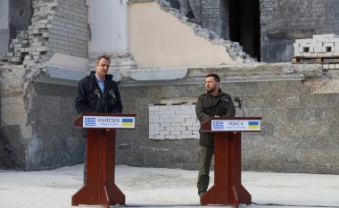 Zelensky dhe Mitsotakis ishin dëshmitarë të sulmit vdekjeprurës rus, raketat goditën hangarin qindra metra larg vendit ku ishin dy liderët në Odesa