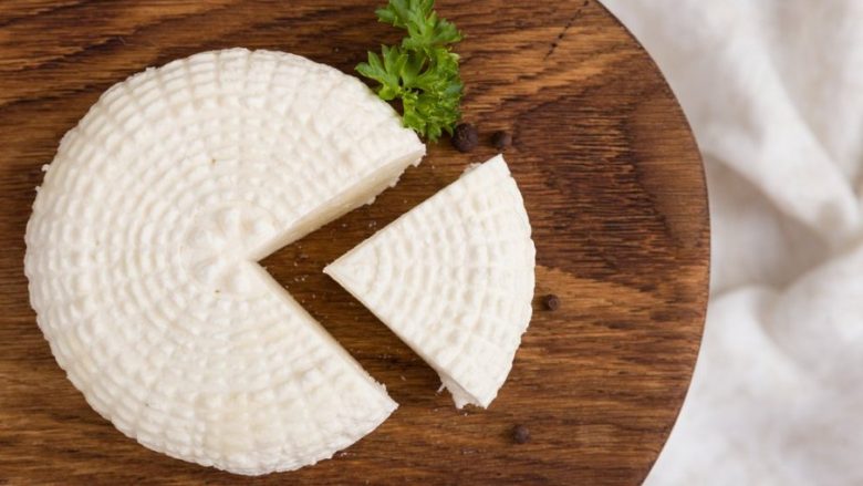 Sipas recetës së gjysheve tona: Bëni djathë të bardhë në shtëpi me vetëm dy përbërës