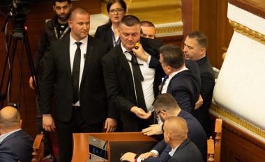 Sërish tensione në seancën e Kuvendit të Shqipërisë, opozita bllokon foltoren dhe iu bie bilbilave