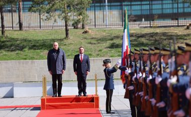 Ministri italian i Mbrojtjes pritet me ceremoni zyrtare, konfirmon mbështetjen në proceset e anëtarësimit në NATO dhe BE  