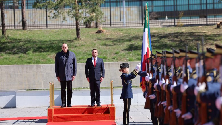 Ministri italian i Mbrojtjes pritet me ceremoni zyrtare, konfirmon mbështetjen në proceset e anëtarësimit në NATO dhe BE  