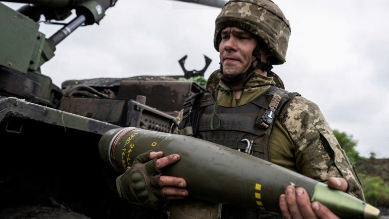 Republika Çeke do të dërgojë mijëra predha shtesë artilerie në Ukrainë