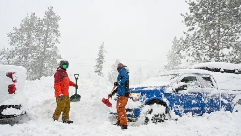 Kalifornia dhe Nevada goditen nga një stuhi e madhe bore, erërat fryjnë me shpejtësi prej 305 kilometra në orë