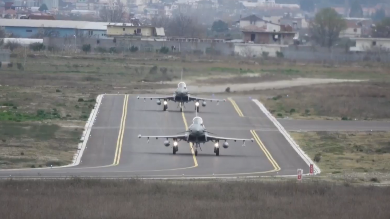 Avionët italianë të NATO-s inaugurojnë Bazën e Kuçovës, shfaqen edhe helikopterët Black Hawk