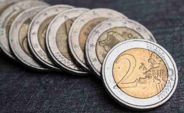 Prishtinë, një person raporton se nga dy banka janë deponuar mbi 1 mijë monedha metalike nga 2 euro false