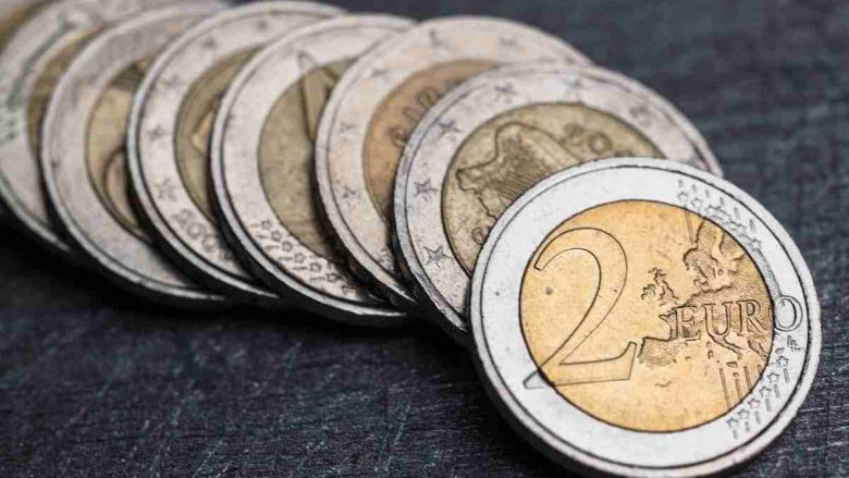Një person në Prishtinë pranoi rreth 2 mijë euro të falsifikuara, konfiskohen paratë metalike