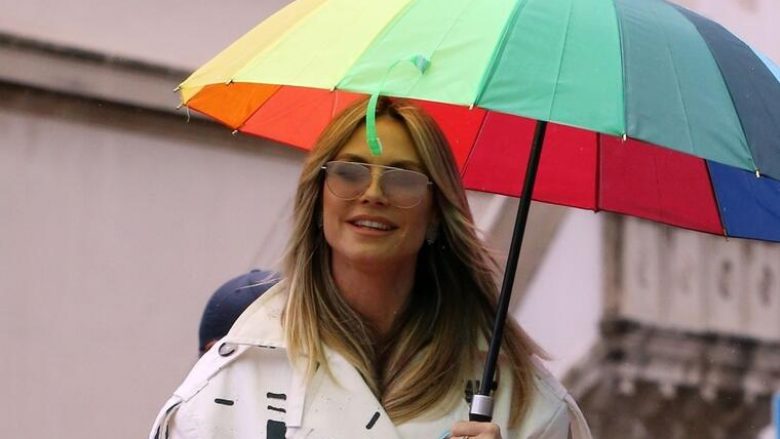 Heidi Klum di t’i gëzohet një dite me shi. Manteli i saj magjepsi femrat!