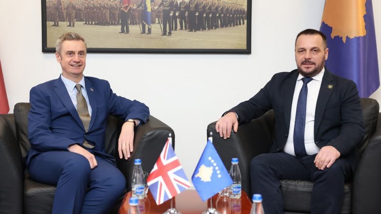 Maqedonci takon ambasadorin Hargreaves, bisedojnë për bashkëpunimin ushtarak