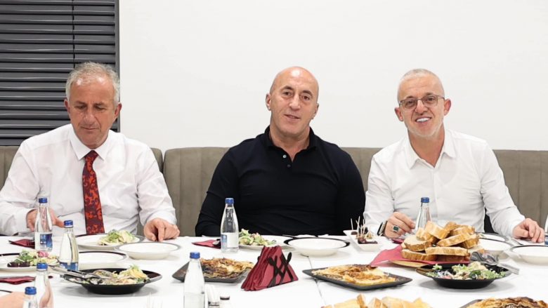 Ramush Haradinaj me Halil Kastratin shkojnë për iftar të Shtëpia e të Moshuarve