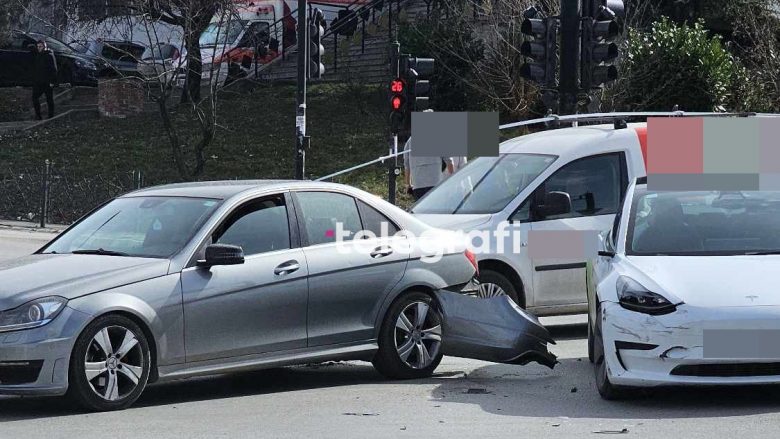 Aksident mes dy veturave në Prishtinë