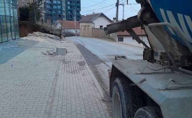 Ndoti rrugët në Prishtinë, dënohet me 500 euro një vozitës