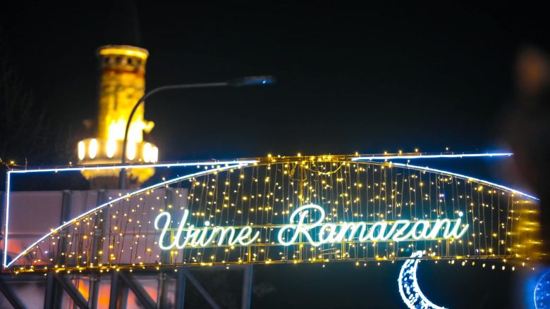 Për nder të muajit të Ramazanit në Prishtinë dekorohet rruga “Ibrahim Lutfiu”