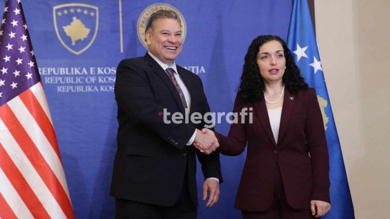 Escobar arrin në Kosovë, nis takimi me presidenten Osmani