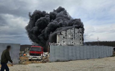 Pamje nga shpërthimi i zjarrit në një fabrikë te “Parku i Biznesit” në Drenas