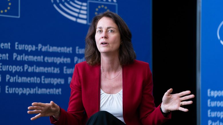 Nënkryetarja e PE e thotë hapur se BE gaboi me masat ndaj Kosovës, tregon pse po amnistohet Serbia
