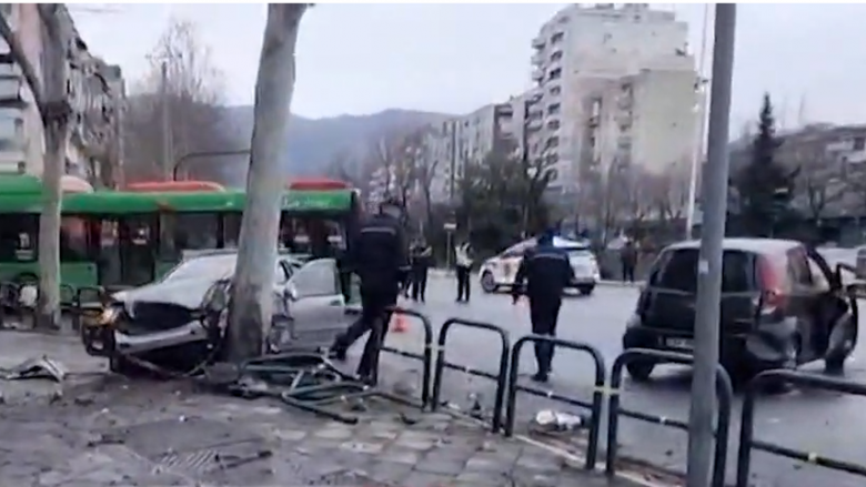 Aksident në Tiranë, automjeti përplaset me pemën dhe kangjellat e rrugës