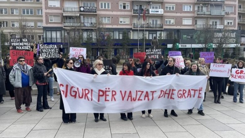 Pas rastit të 13 vjeçares protestohet në Prishtinë, kërkohet mbrojtja e vajzave dhe grave