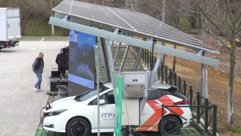 ​Përurohet projekti i sistemit diellor të qative dhe stacionit të karikimit të automjeteve elektrike në kryeqytet