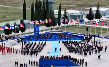 Ministri italian i Mbrojtjes: Baza e Kuçovës, simbol i angazhimit të përbashkët, Rroftë Shqipëria