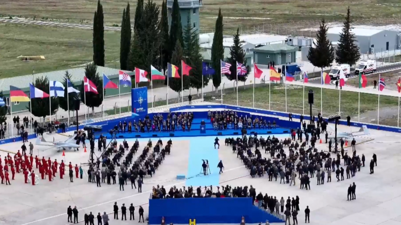 Ministri italian i Mbrojtjes: Baza e Kuçovës, simbol i angazhimit të përbashkët, Rroftë Shqipëria