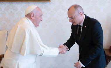 Hasani pritet në takim nga Papa Françesku: Vlerësim për shembullin që Shqipëria i jep botës