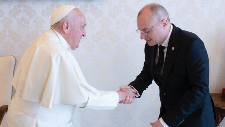 Hasani pritet në takim nga Papa Françesku: Vlerësim për shembullin që Shqipëria i jep botës