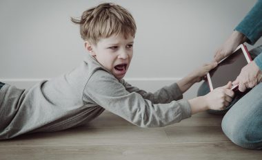 Sociologët: Ndalimi i internetit është abuzim i fëmijës