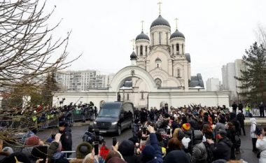 Turmat në Moskë bërtisnin ‘Putini është një vrasës’ ndërsa u mblodhën për funeralin e Alexei Navalny