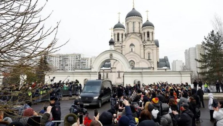 Turmat në Moskë bërtisnin ‘Putini është një vrasës’ ndërsa u mblodhën për funeralin e Alexei Navalny