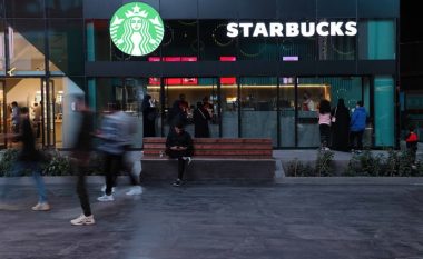 Starbucks po bojkotohet shkaku i luftës në Gaza – shuan 2000 vende të punës në Lindjen e Mesme