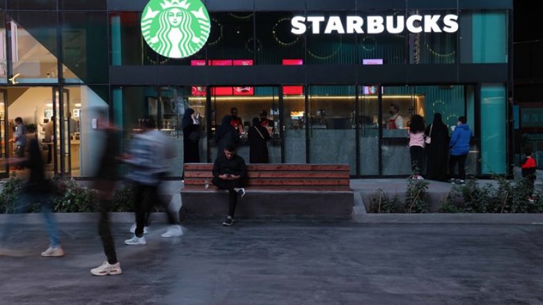 Starbucks po bojkotohet shkaku i luftës në Gaza – shuan 2000 vende të punës në Lindjen e Mesme