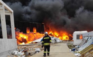 Djegia e fabrikës në Drenas, policia thotë se ende nuk dihen shkaktarët e shpërthimit të zjarrit