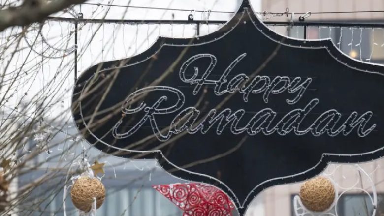 Për herë të parë në histori, Frankfurti dekorohet në prag të Ramazanit
