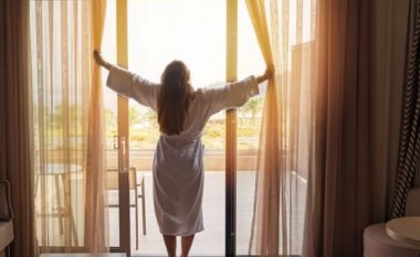 Këshilla të rëndësishme udhëtimi – pse duhet t’i mbani të mbyllura perdet e dhomave të hotelit
