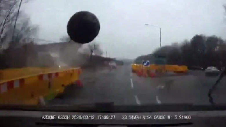 Një veturë në Irlandën e Veriut goditet nga një “top” ndërtimi