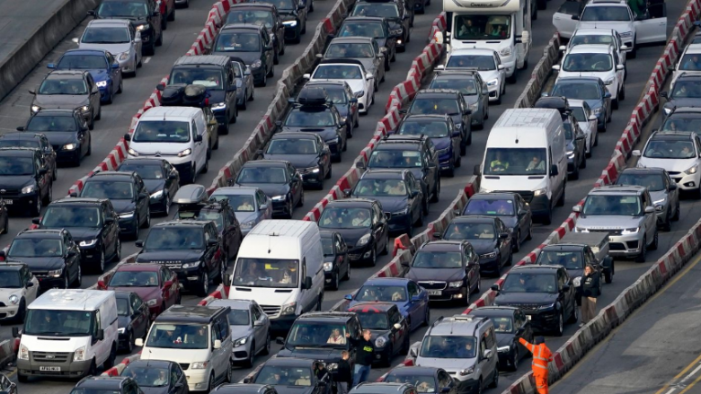 Paralajmërohen britanikët për trafik të ngarkuar ndërsa planifikohen 14 milionë udhëtime për Pashkë