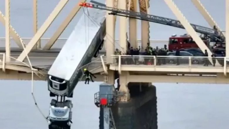 Një kamion, me shoferen brenda, mbeti i varur në një urë në Louisville, SHBA – momenti dramatik i shpëtimit të saj