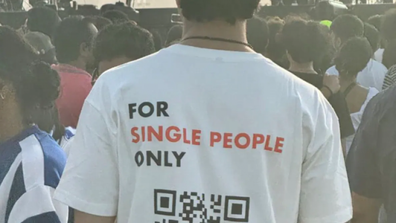 “Vetëm për beqarët”: Bëhet virale bluza me kodin QR e një burri në një koncert