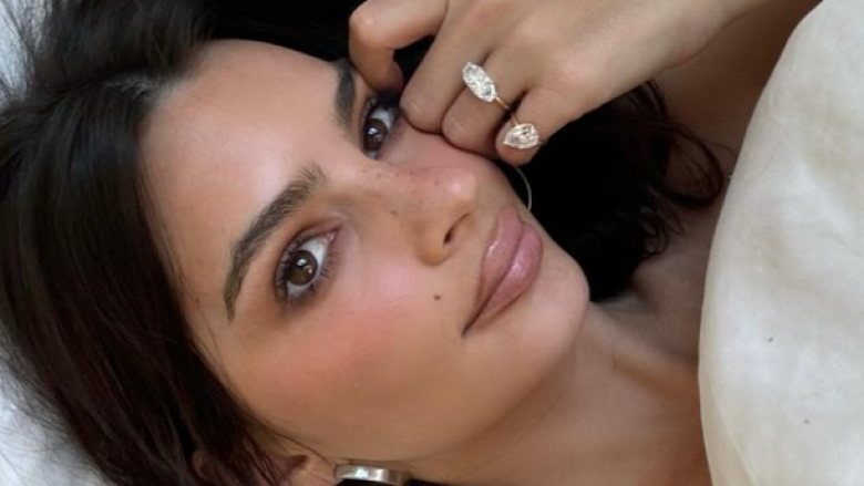 Modelja Emily Ratajkowski shndërron unazën e fejesës në unazë divorci