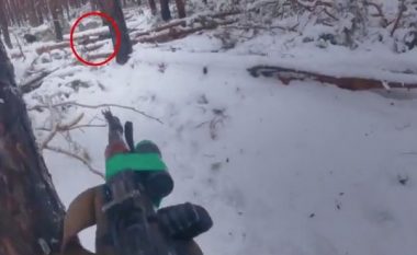 Pamje nga vija e frontit – momenti kur një ushtar ukrainas vret dy rusë në një pyll të mbuluar me borë
