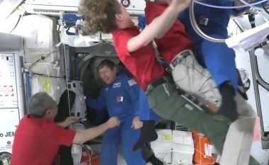 Momenti kur astronautët përqafohen me njëri-tjetrin ndërsa mbërrijnë në stacionin hapësinor