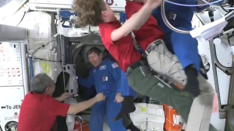 Momenti kur astronautët përqafohen me njëri-tjetrin ndërsa mbërrijnë në stacionin hapësinor