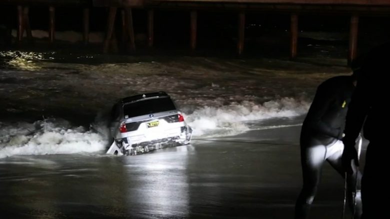 Tentoi t’i ikte policisë, shoferja bashkë me BMW-në e saj përfundoi në Oqeanin Paqësor