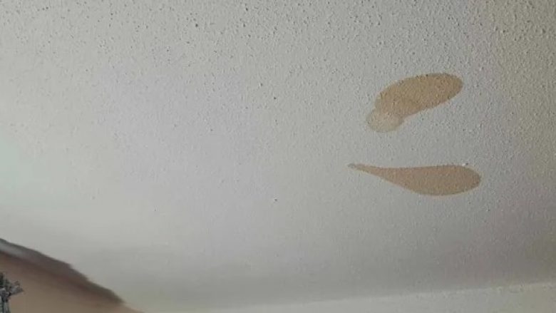 Një grua u tmerrua pasi zbuloi pse njollat kafe vazhdonin të shfaqeshin në tavanin e banesës së saj në Angli