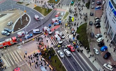 Një veturë përplaset me një turmë njerëzish në Poloni, disa të lënduar – pamje nga vendi i ngjarjes