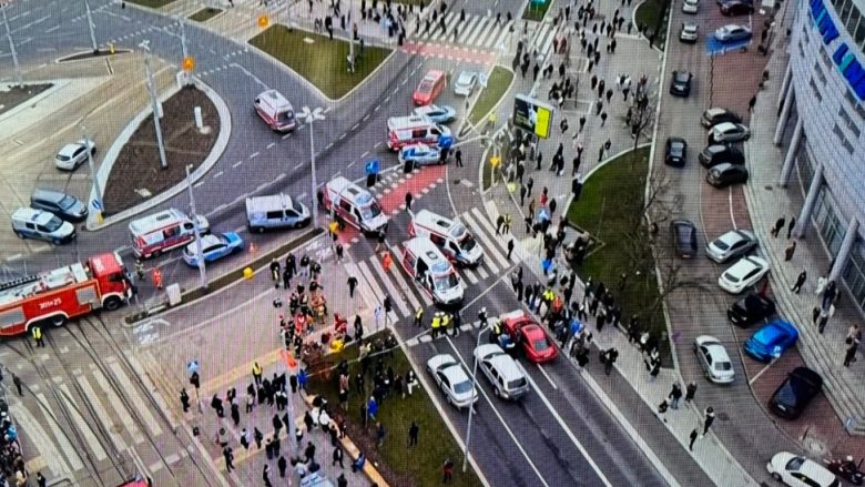 Një veturë përplaset me një turmë njerëzish në Poloni, disa të lënduar – pamje nga vendi i ngjarjes