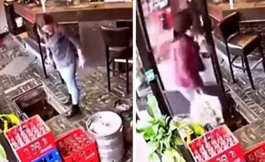 Përjetoi ferrin në një kafene në Belgjikë: Gruaja ra në një vrimë, kamera regjistroi momentin dramatik