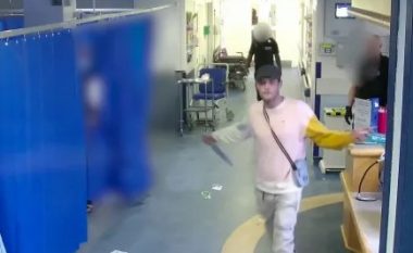Një burrë po kërcënonte me thikë stafin e një spitali në Angli – pamje që tregojnë momentin kur policia e “neutralizon” atë
