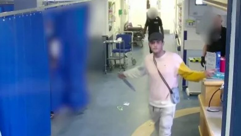Një burrë po kërcënonte me thikë stafin e një spitali në Angli – pamje që tregojnë momentin kur policia e “neutralizon” atë